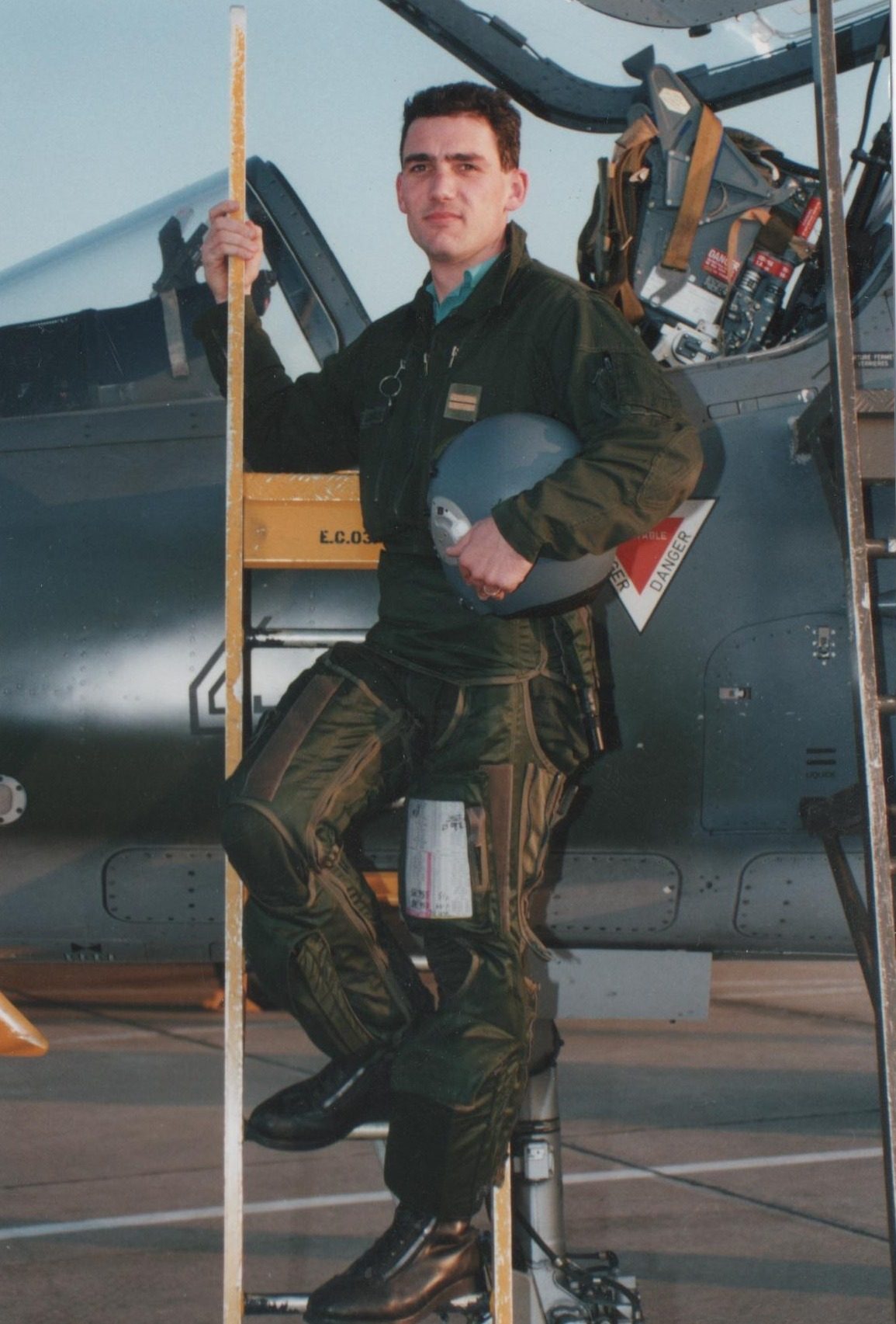 Antoine Jaillais devant un Alpha Jet