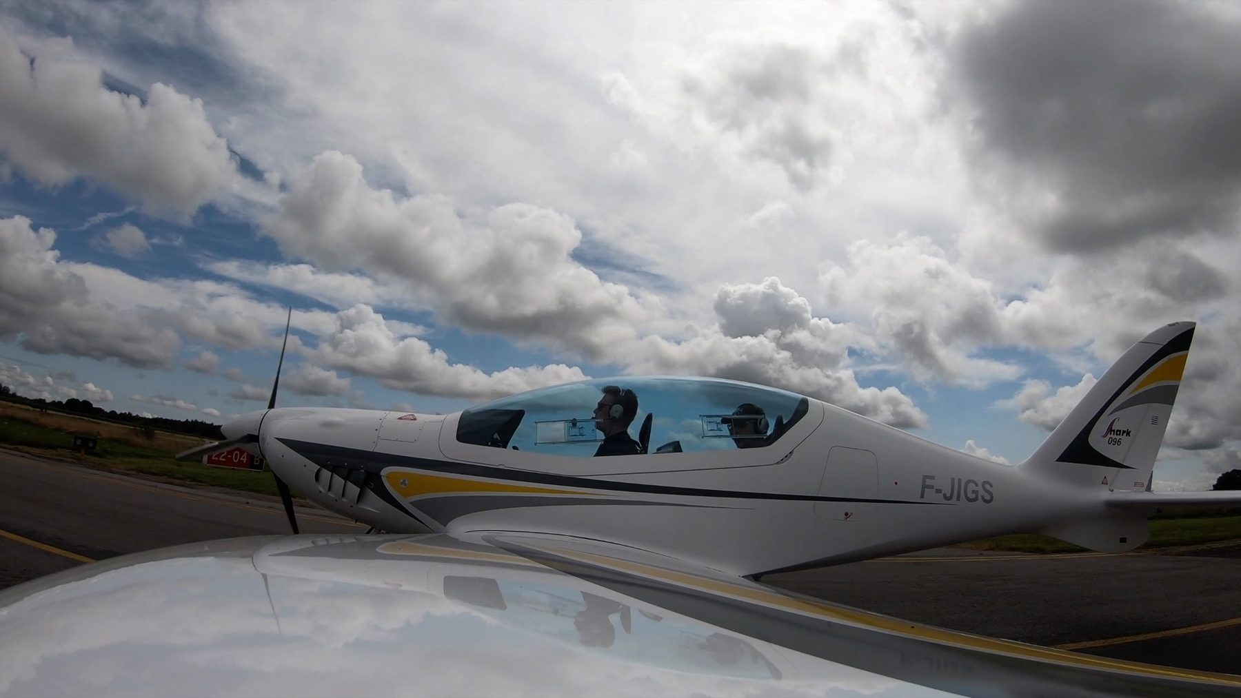 Shark UL et son pilote sur l'aérodrome, formation au brevet de pilote ULM